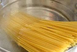 des spaghettis en train de cuire