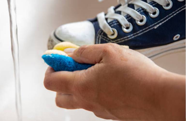 Comment nettoyer des baskets blanches : conseils et astuces