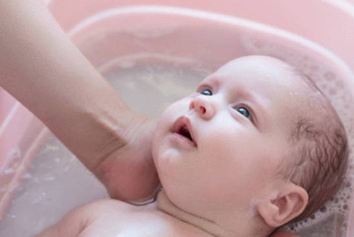 comment donner un bain à un bébé en toute sécurité