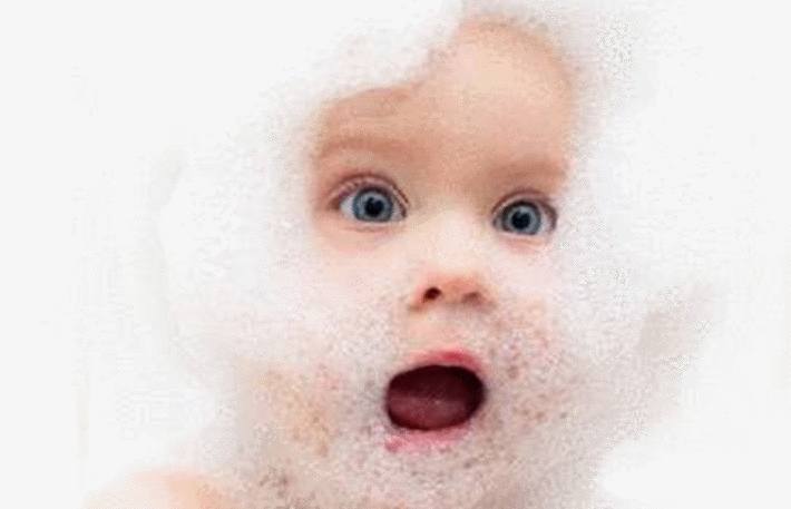 comment bien laver le visage de bébé
