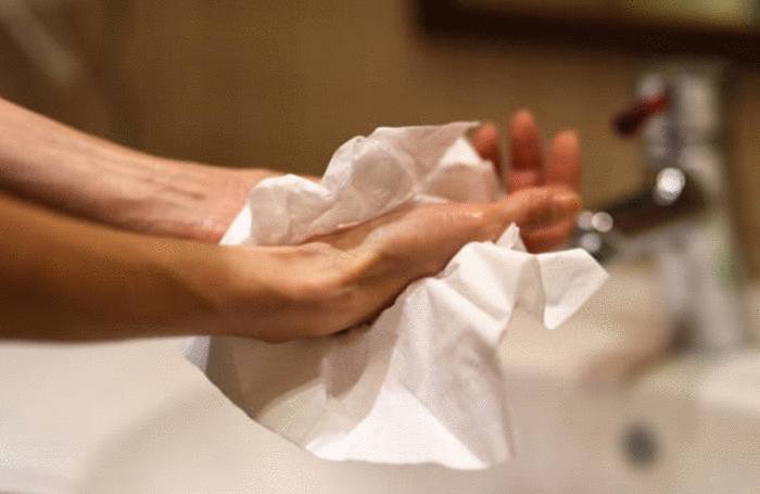 comment nettoyer les taches sur les mains et les doigts