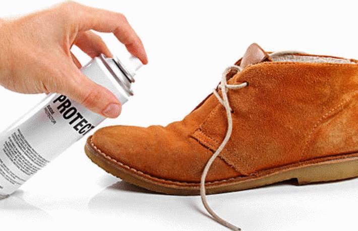 on applique l'imperméabilisant anti tache sur le daim chaussure