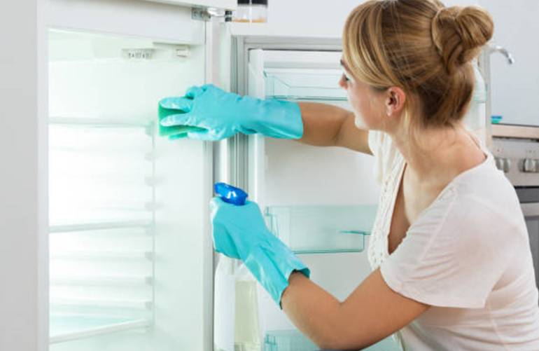 10 conseils et 10 astuces pour nettoyer moisissure dans le frigo