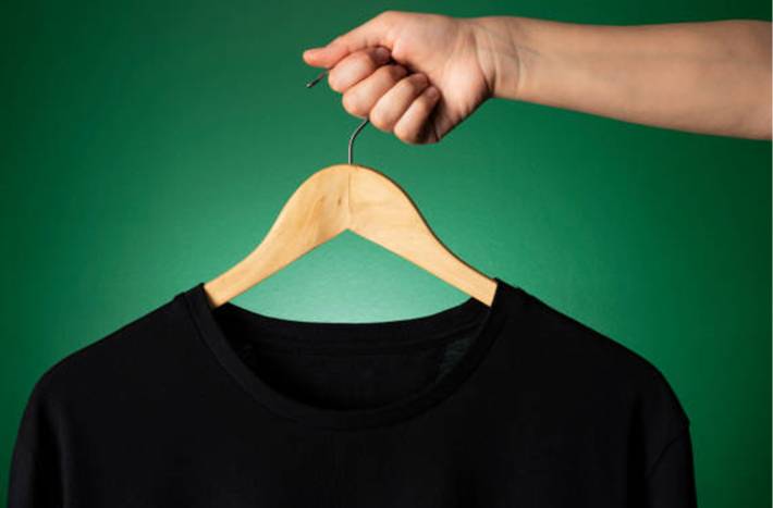 9 astuces pour raviver la couleur noire d'un tee-shirt qui a pali