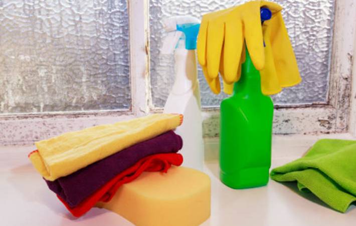 8 produits pour éliminer la moisissure autour des fenêtres