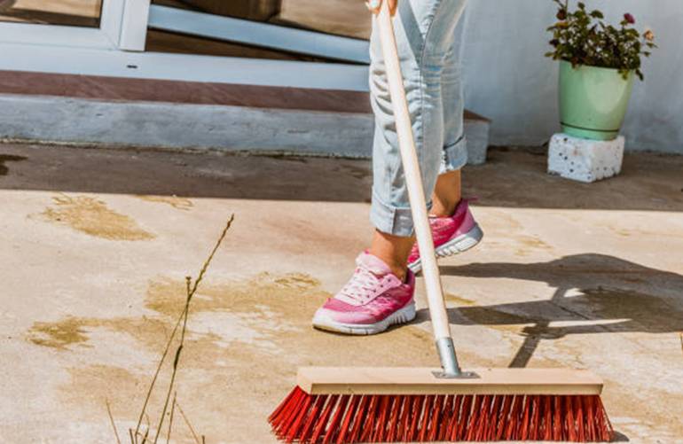 7 méthodes efficaces pour nettoyer le sable sur sa terrasse