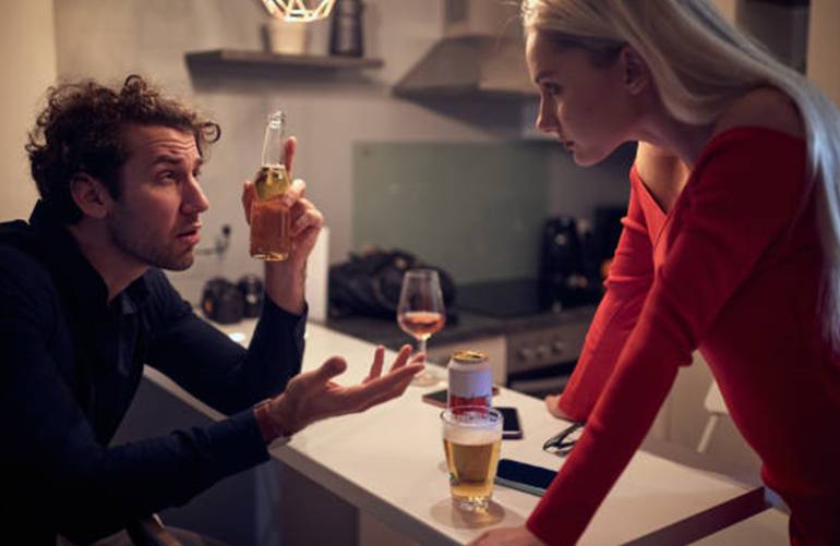 15 signes qui montrent qu'une personne est devenue alcoolique