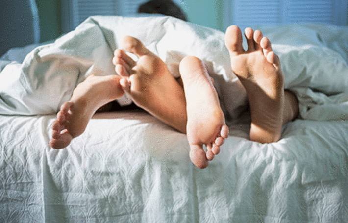 un couple dans un lit fait des taches de sperme sur les draps