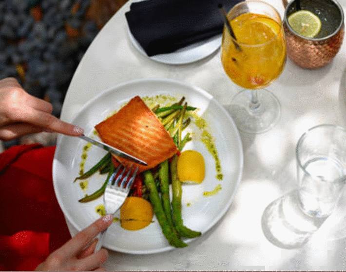 assiette-banche-avec-saumon-asperges-haricots-verts-verre-d-eau-citronnée