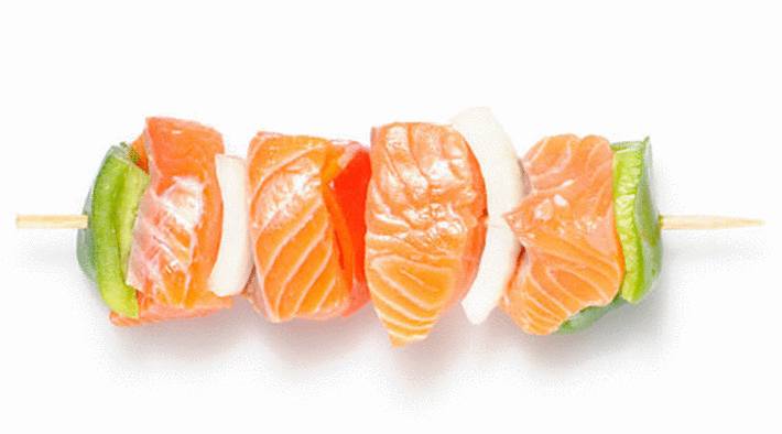 brochette-de-saumon-poivron-rouge-poivron-vert-oignon
