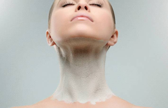 une femme a le cou couvert d argile blanche pour soigner sa beau