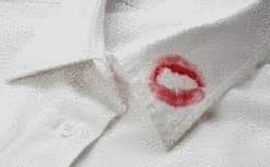trace de rouge à lèvre sur une chemise