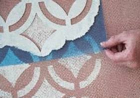 peindre tapis avec pochoir