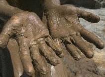 deux mains avec de la boue