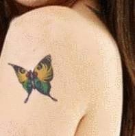 tatouage papillon sur le bras